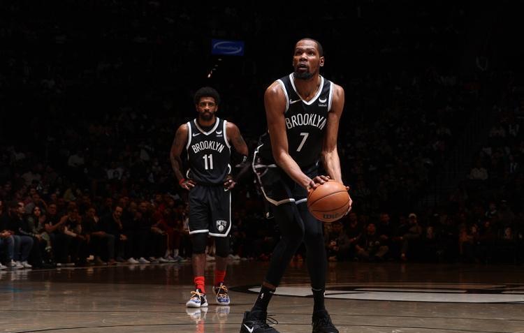 篮网主场惨败凯尔特人，欧文表现低迷的简单介绍