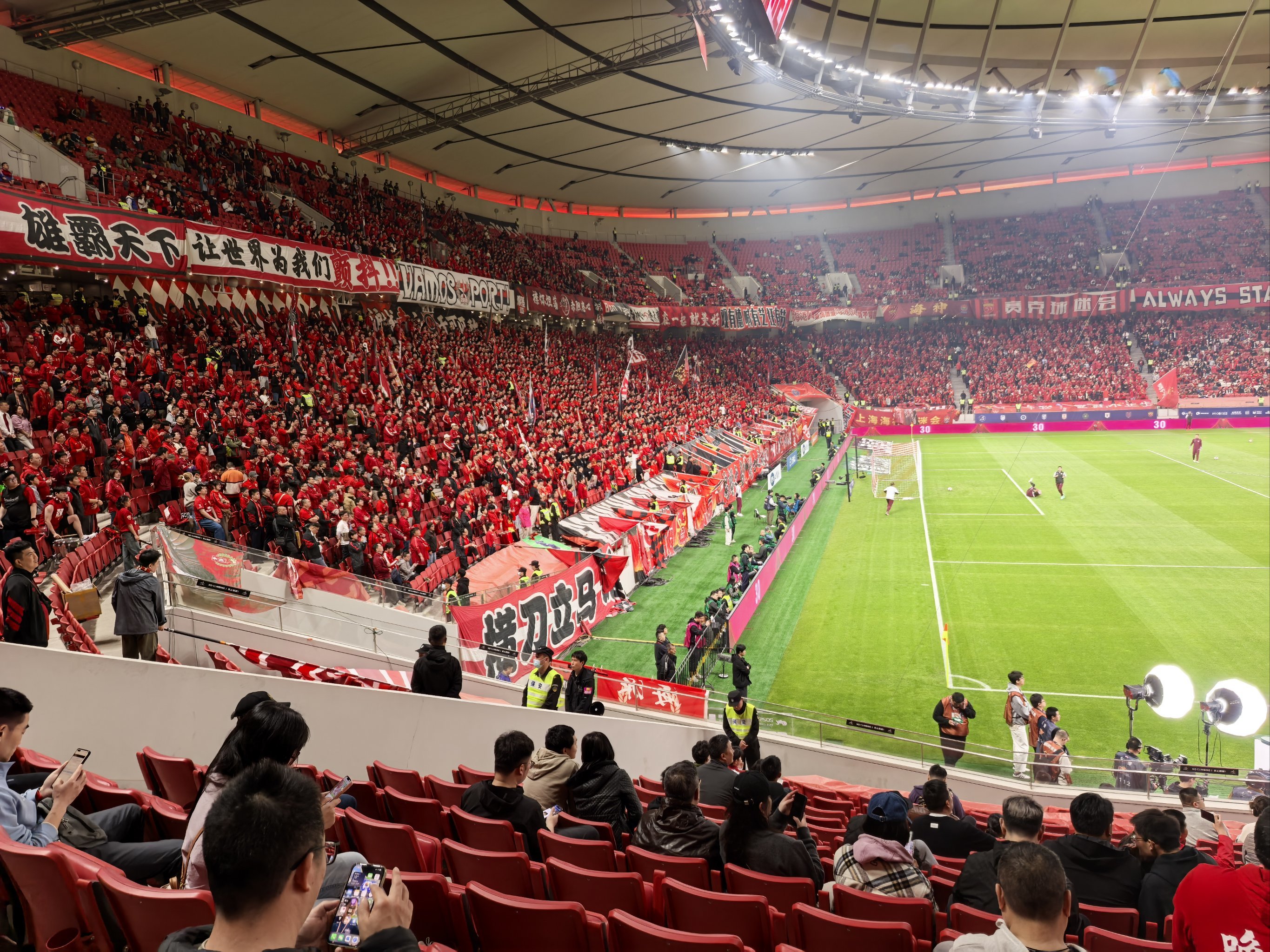 现场观众欢呼雀跃,球队备战充分 现场观众欢呼雀跃,球队备战充分