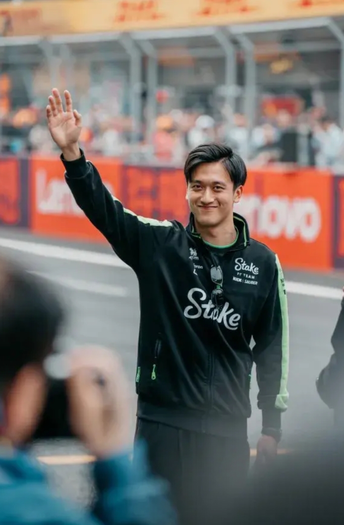 红牛车队完胜雷诺车队，周冠宇统治全场