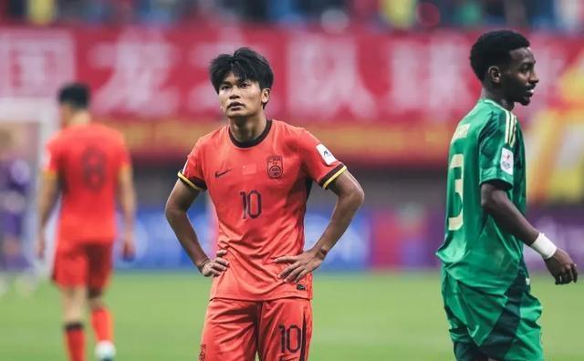 开云下载-新人球员崭露头角,被誉为未来之星