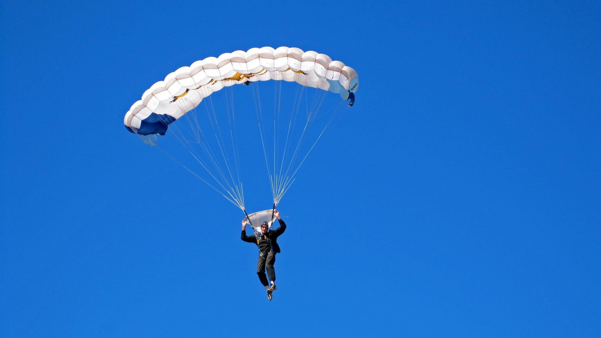 足球的两极，一场沉默胜利与一次震耳救赎