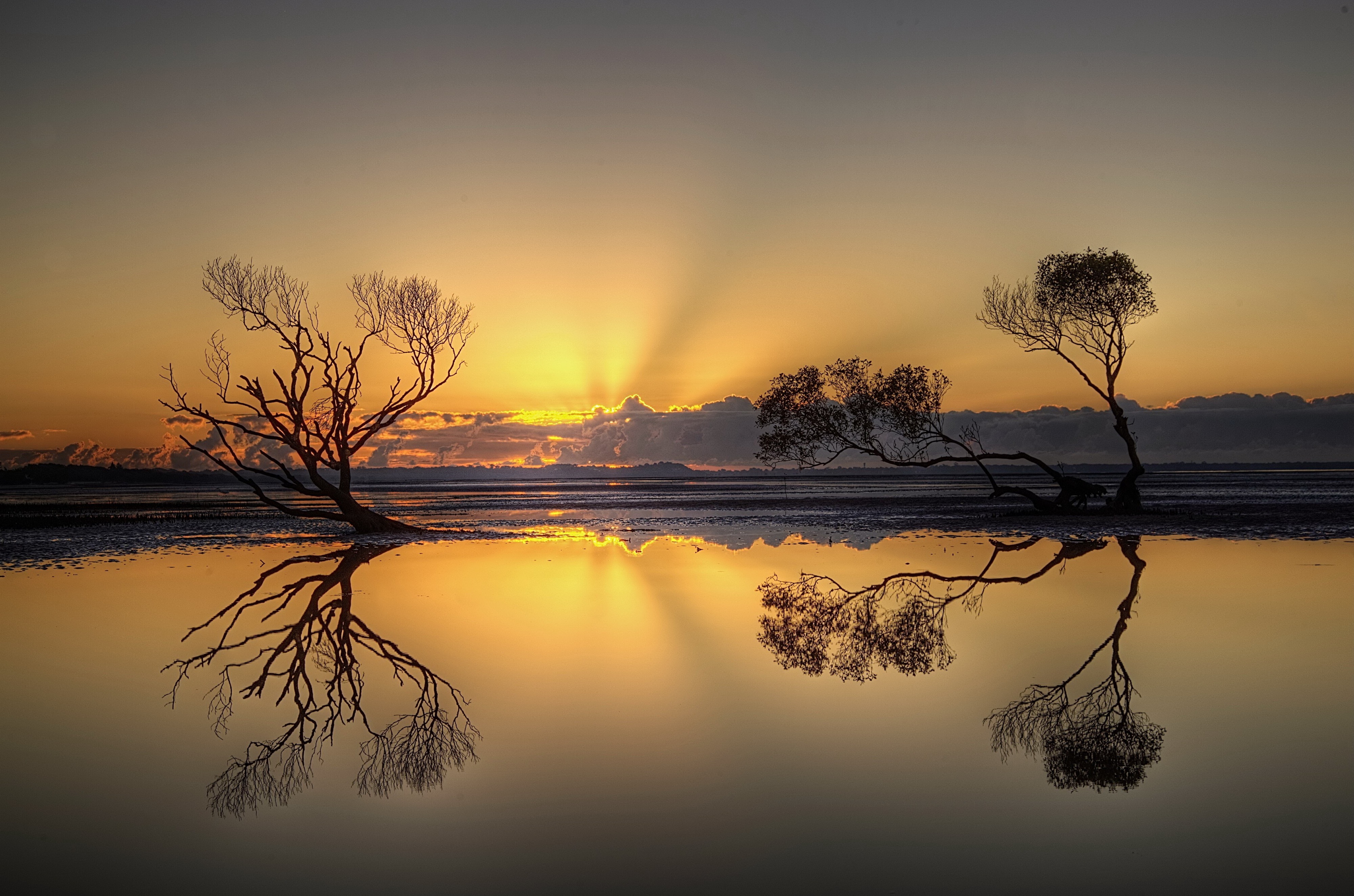 开云体育登录-冰与火之歌，阿尔瓦雷斯爆发突破威尔士式钢铁防线，一场浓缩的现代足球战术史诗